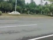 白嫩性感气质美女网约滴滴司机在公路边玩车震操的激烈