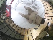 个性酒店俯拍接电话谎称在上班的大哥与大姐开房上演活春宫插完上面插下面很激情妹子喜欢女上位摇的很疯狂