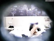 精品偷拍-绝对女神级白嫩性感的大学美女和2个男同学宾馆开房一起玩手游,不知怎么了好像被2个男的轮流给操了!