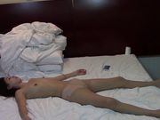 性感漂亮的美女人妻被老公说服和他一起和男同事3P