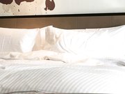 酒店开房操老婆的闺蜜啪啪玩得正爽媳妇来短信了