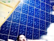 买通女室友浴室偷放摄像头偷窥两个妹子一边聊天一边洗白白