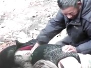 公园树林里情色交易白发老头笑容满满饥渴的边抠逼边舌吻