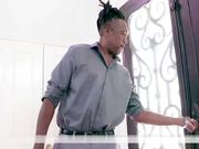 测量巨大黑鸡巴的美妇这跟手臂一样大的鸡巴 干起来直接一步顶到胃