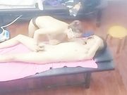 肥臀少妇给顾客全套服务搞的很激情小按摩床玩出这么多花样