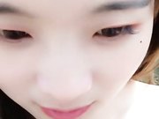 全裸诱惑被小哥哥草嘴近距离拍摄舔吊车外撒尿被捏着奶子后入草穴