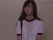 极品美女上学被多名男性同学强制口交，最后颜射