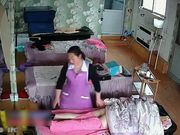 保健养生馆里的监控视频偷拍女客人全裸拔火罐