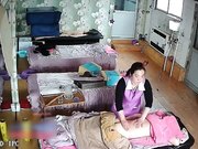 保健养生馆里的监控视频偷拍女客人全裸拔火罐