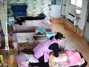 保健养生馆里的监控视频偷拍女客人全裸拔火罐