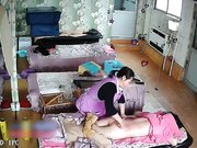 保健养生馆里的监控视频偷拍女客人全裸拔火罐