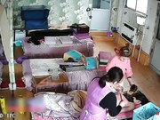 保健养生馆里的监控视频偷拍女客人全裸拔火罐