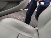 开车接女朋友真饥渴大白天的让男友把车停在路边车震