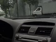 开车接女朋友真饥渴大白天的让男友把车停在路边车震