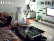 饥渴夫妇毫无顾忌客厅狂干 儿子喊老爸接电话