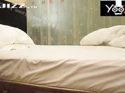 年轻貌美的少妇在家寂寞玩陌陌被大叔约到酒店操逼 姿势老练