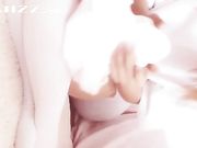 超萌小萝莉轻抚玉足 大叔们的最爱