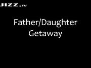 女儿犯错 父亲在家给女儿实行家法