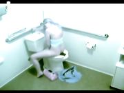 大一学生妹家中厕所里脱光自慰 刚喷出来就被父亲发现了