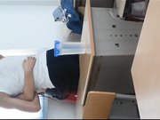 某学院中午放学清纯小嫩妹等男友扒光衣服趴在课桌上操