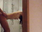 年轻情侣酒店浴室激情啪啪妹子翘臀撅起屁股被猛烈后插到啊啊大叫