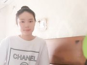 妹子居家自摸诱惑 穿着T恤床上漏奶漏逼还挺粉嫩