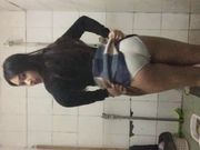 奶子非常漂亮的艺校兼职妹卫生间洗澡全身穿着黑丝被草援交