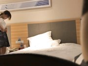 酒店约炮样子很还很嫩的大学生兼职妹子双机位高清拍摄 感觉很有康先生的范