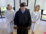 父亲组织儿女们一起练习合唱 没想到却成了孩子们性爱的场合