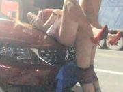 墨镜妹子深夜马路边双人啪啪 引擎盖上抱着操后入猛干深夜娇喘