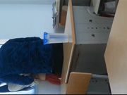 情侣为了开房省钱放学后趁教室没人趴在书桌上肏逼,妹子清纯水嫩