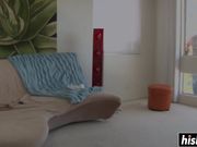 金发妞让他的鸡巴硬了