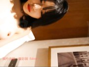 猥琐摄影师哄骗年轻漂亮商务嫩模美女酒店拍摄,威逼利诱把她潜规则了!