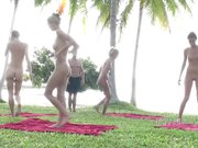 四姐妹花户外裸体运动猛男教练授课画面唯美诱惑