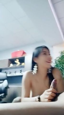 高颜值骚货少妇 和炮友在办公室啪啪大秀