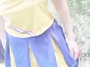 女主播穿足球服電瓶車上野戰還能爬樹上尿尿1