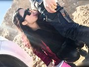 美女野外没穿胸罩被路认按在车上强干