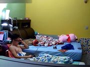 家庭网络摄像头 眼镜男在玩电脑被苗条漂亮女友主动求操各种体位啪啪啪