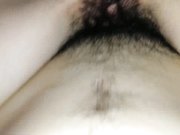 朋友家串门时趁朋友不在勾引正在玩电脑的漂亮小嫂子