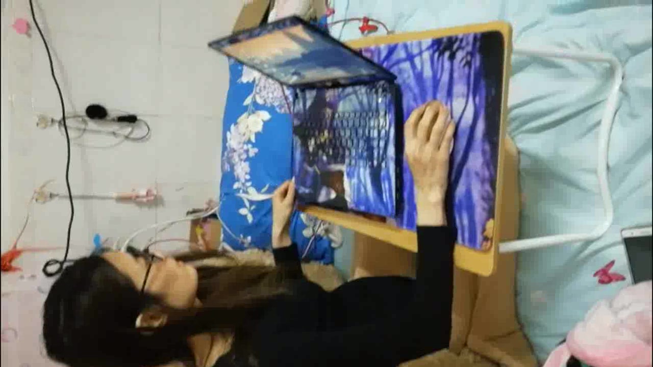 朋友家串门时趁朋友不在勾引正在玩电脑的漂亮小嫂子