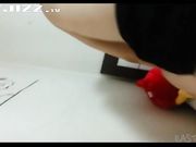 白皙大奶嫩妹家中爆舔男友牙签屌 希望它能再长大一点点