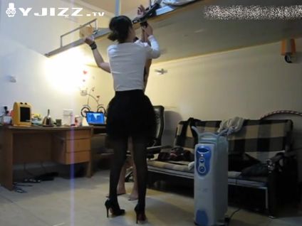 猪哥家中喝女友玩性虐 鸡巴让美女的高跟越踢越硬表情搞笑
