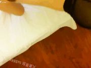 老婆最喜欢跪在凳子上让我后入内射