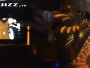 约2朋友和美女同事一起在KTV包房唱K操B 服务员突然进来说:不能玩这个 这是违法的!