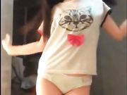 年轻妹子在简易房里搔首弄姿慢慢脱光衣服诱惑