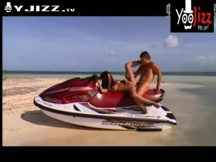 富二代花大价钱请数位二线小明星游艇party 沙滩上激情打炮