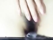 漂亮妹子在商场烟酒专柜一边卖东西一边直播福利