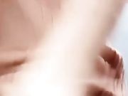 漂亮妹子在商场烟酒专柜一边卖东西一边直播福利