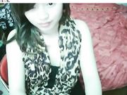 UT极品清纯美女张开双腿露出那超嫩的白虎 真想插