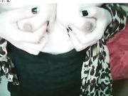 UT极品清纯美女张开双腿露出那超嫩的白虎 真想插